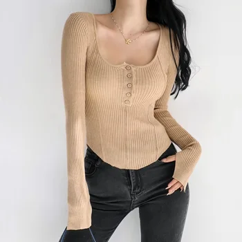 Moteriškas šaukšto kaklo megztas džemperis su sagomis priekyje ir siūlės detale