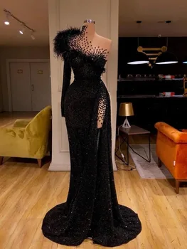 Juodos karoliukų plunksnos blizgančios vakarinės suknelės Undinėlė Prom suknelė Aukštas padalijimas Oficialus vakarėlis Antrasis priėmimas Chalatai